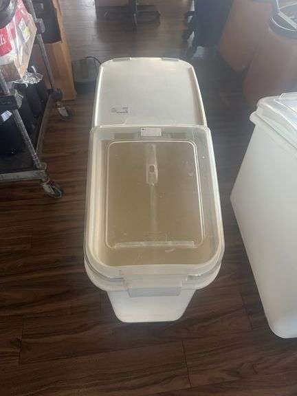 Rubbermaid Dry Storage bins w/lid & scoop (29" x 13" x 29")