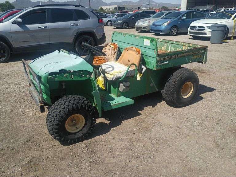 John Deere   Gator 4X2  Utility Cart