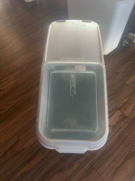 Rubbermaid Dry Storage bins w/lid & scoop (29" x 13" x 29")