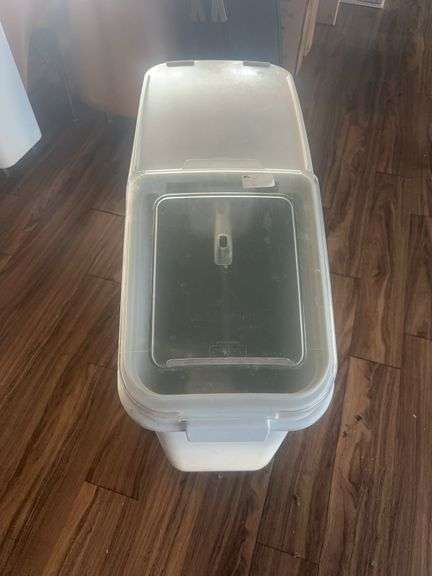 Rubbermaid Dry Storage bins w/lid & scoop (29" x 13" x 29")