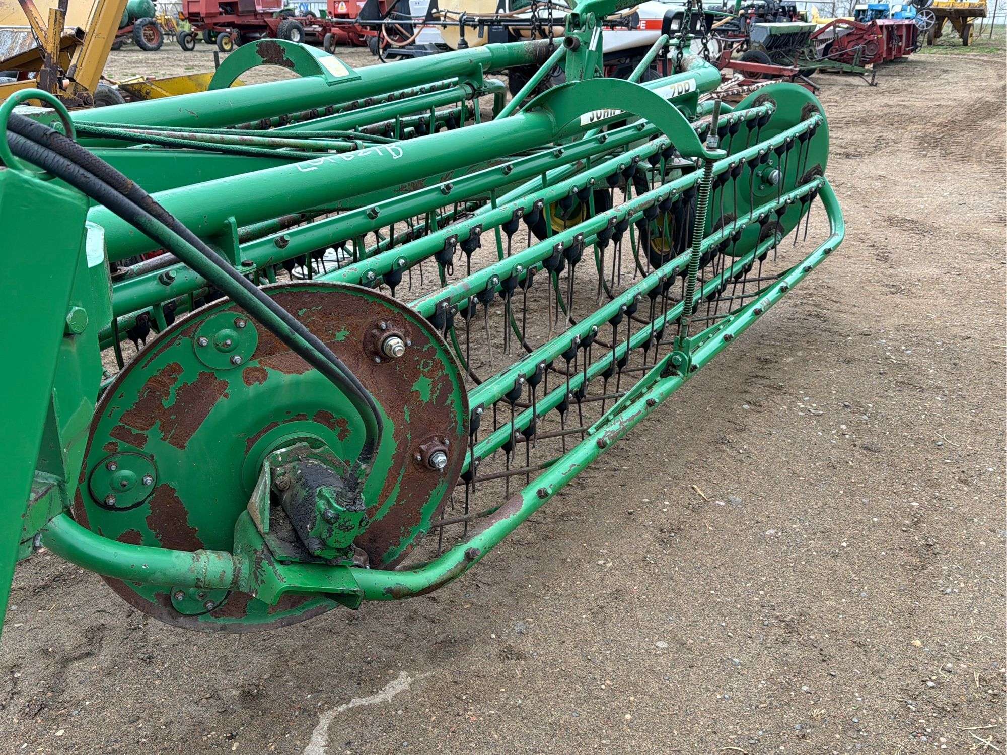 John Deere 700 V Rake - Smith Sales Co. Auctioneers, image size:2000x1499