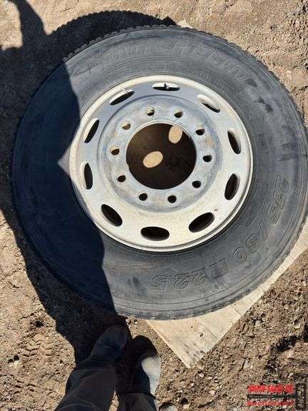 1 tire 275 / 80 R 22 . 5