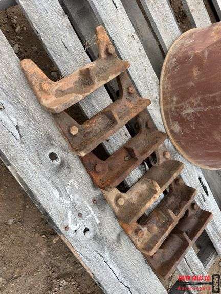 Bucket of Track Shoes for Heavy Equipment