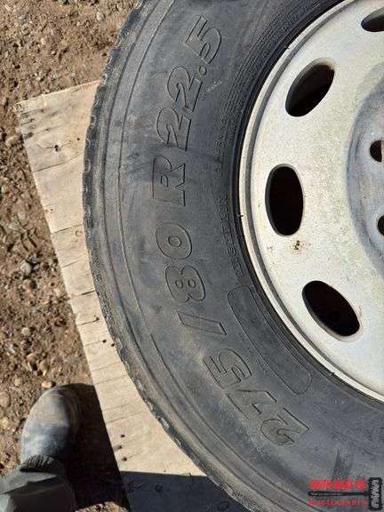 1 tire 275 / 80 R 22 . 5