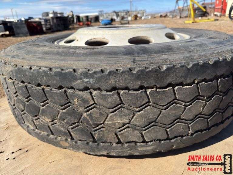 1 tire 275 / 80 R 22 . 5