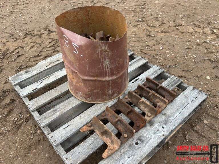 Bucket of Track Shoes for Heavy Equipment