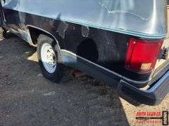 GMC Suburban 1/2 ton