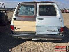 GMC Suburban 1/2 ton