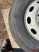 1 tire 275 / 80 R 22 . 5