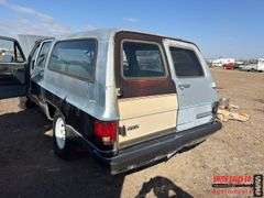 GMC Suburban 1/2 ton
