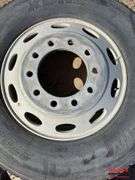 1 tire 275 / 80 R 22 . 5