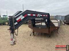 2011 PJ 44 ft. GN Trailer w/ Hay Racks