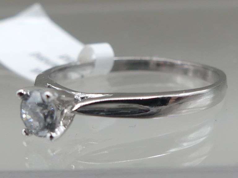 10K WHITE GOLD DIAMOND RING
