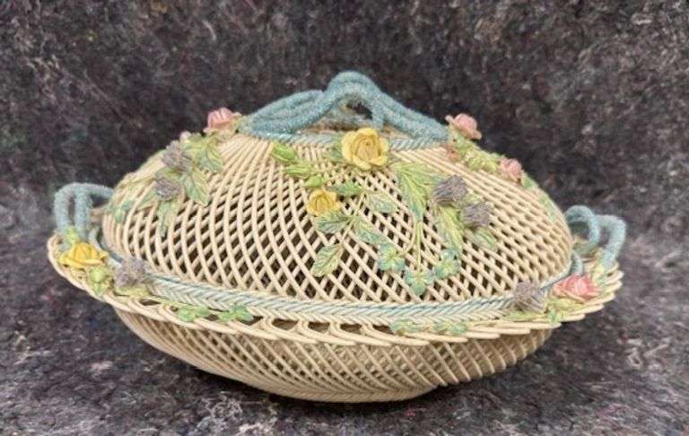 Large 600 Piece Collection of Belleek China, Thursday, March 12th at 10:01 AM