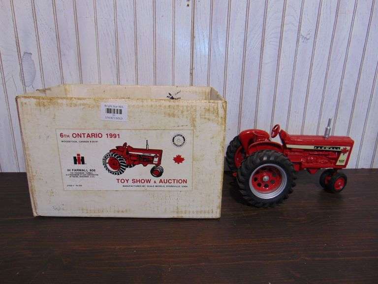 IH Farmall 806 Tractor