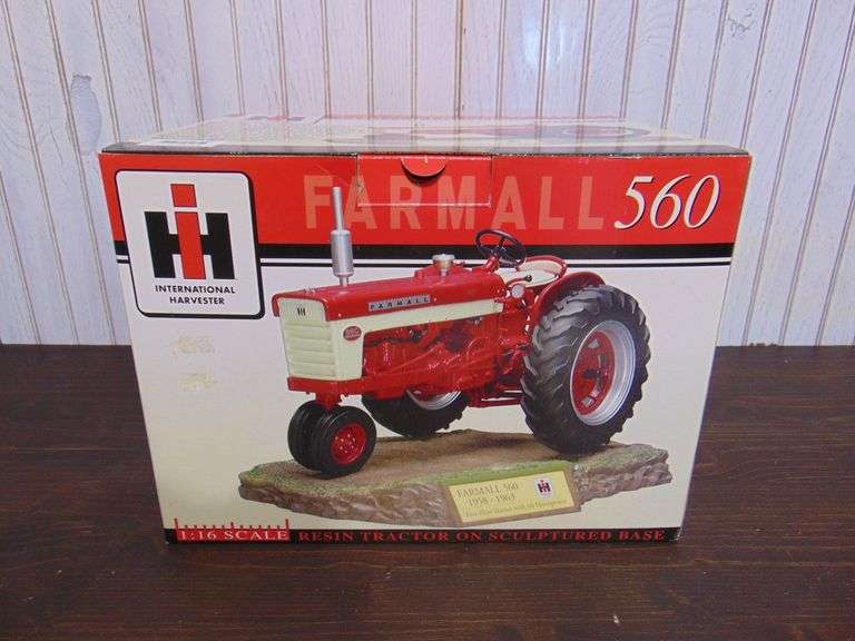 IH Farmall 560 Tractor