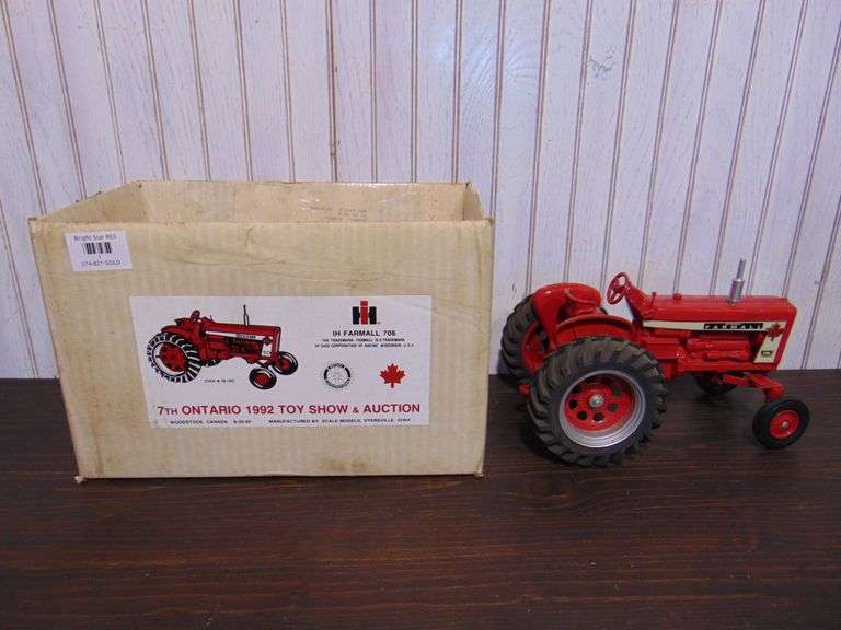 IH Farmall 706 Tractor