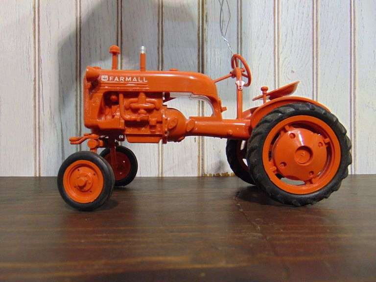 IH Farmall Cub Tractor