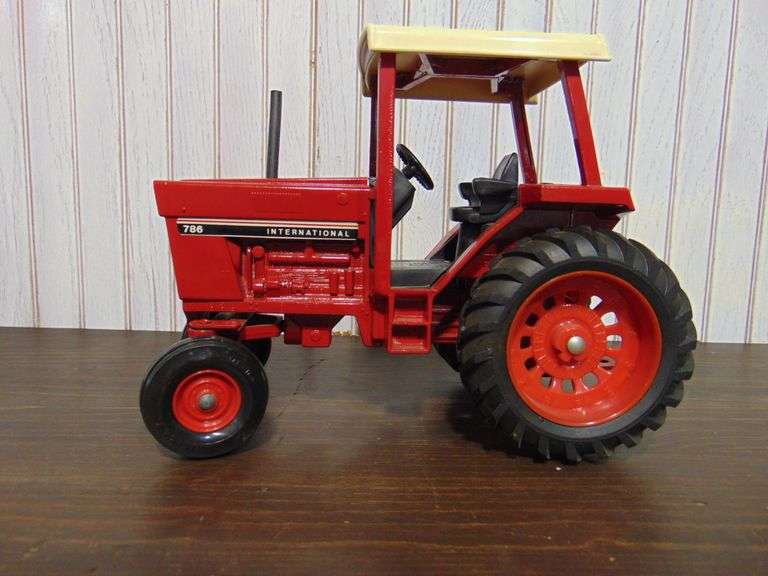 IH 786 Tractor