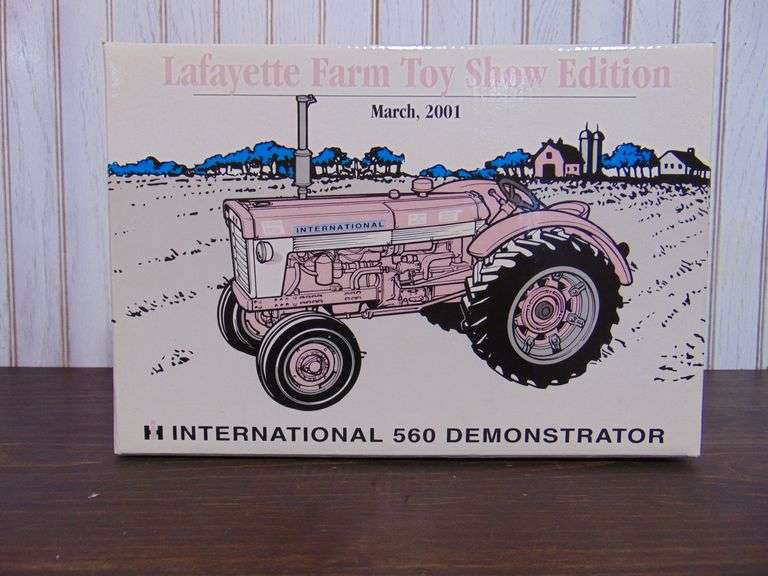 IH 560 Demonstrator Tractor