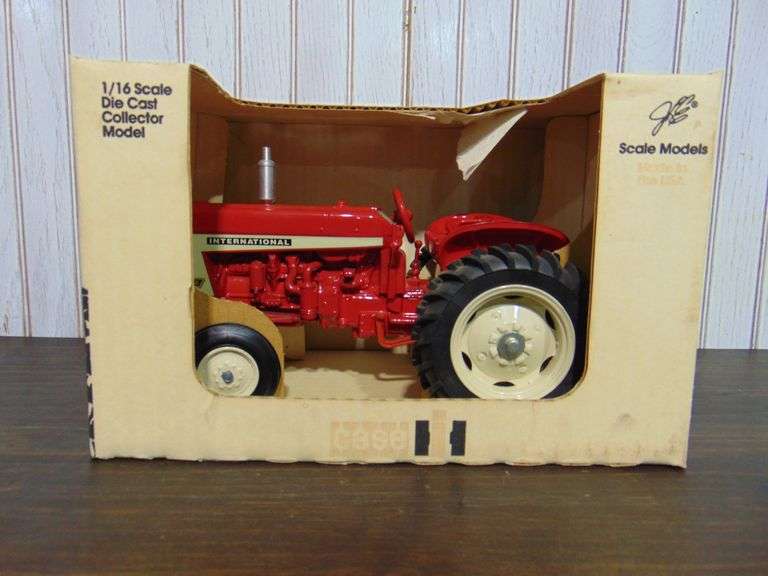 IH 606 Tractor