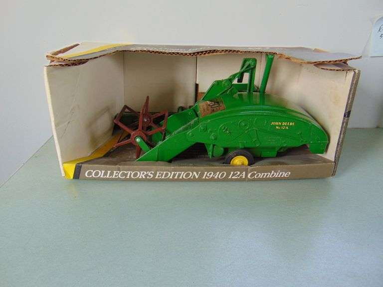 John Deere 1940 12A Combine
