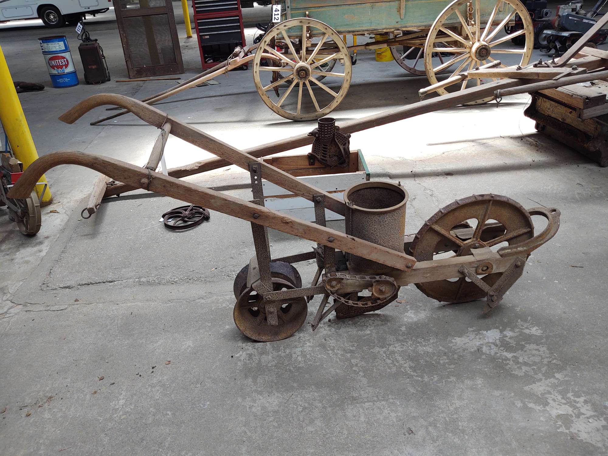 Antique mule drawn planter - South Auction