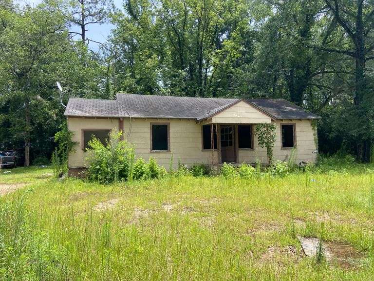 109 Pecan Drive- Montezuma, GA