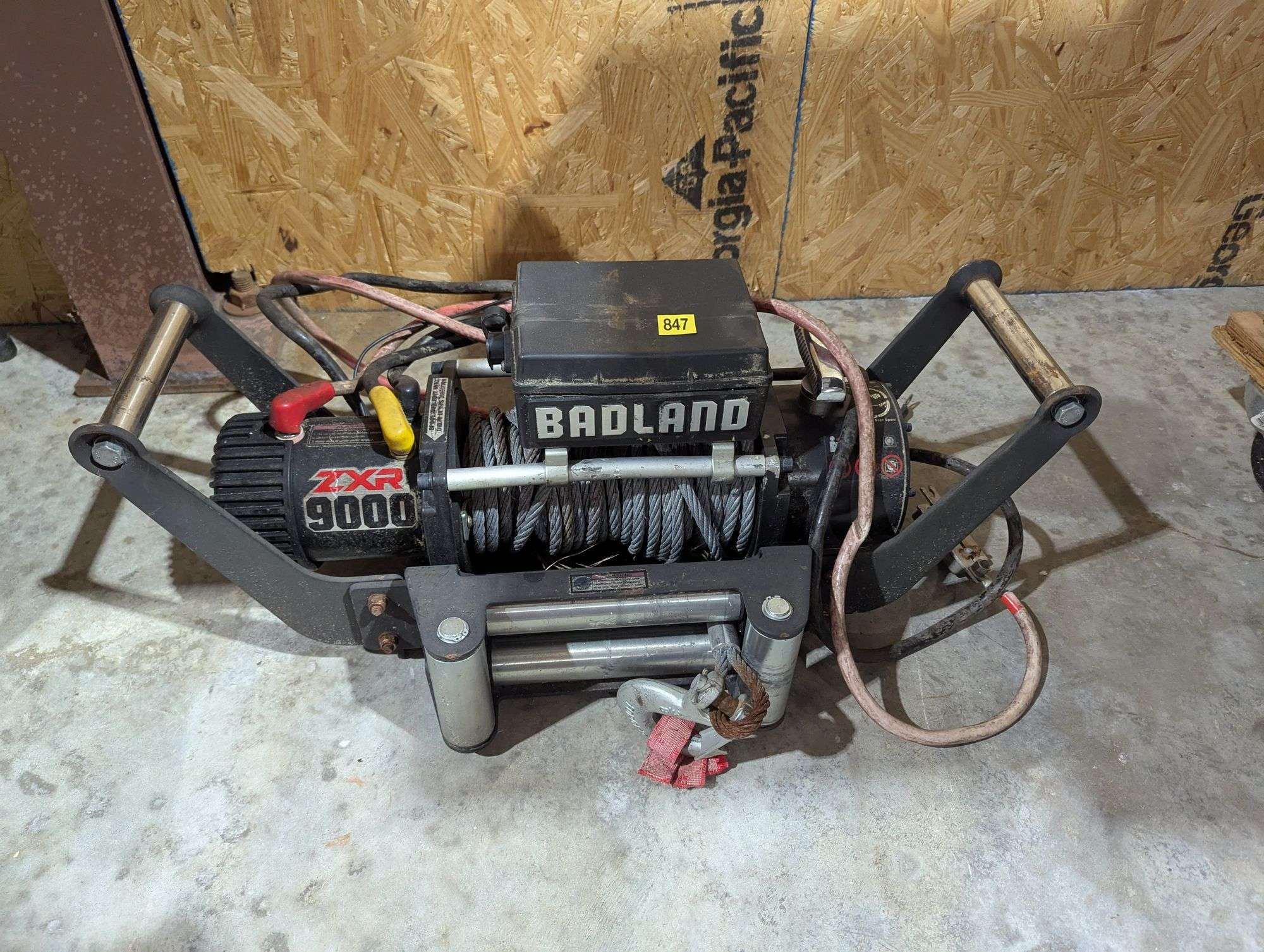 Badlands ZXR 9k LB winch with cradle - South Auction