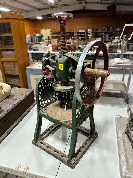 Cast Iron Hand-Cranked Ice Shaver