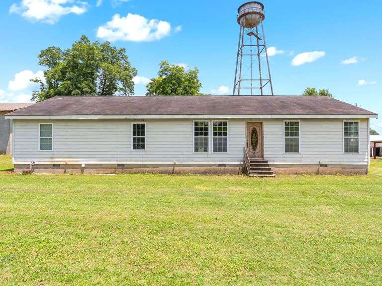 1.38 acres / 3 bed 2 bath house / Shop - HAS SURVEY and SEPTIC