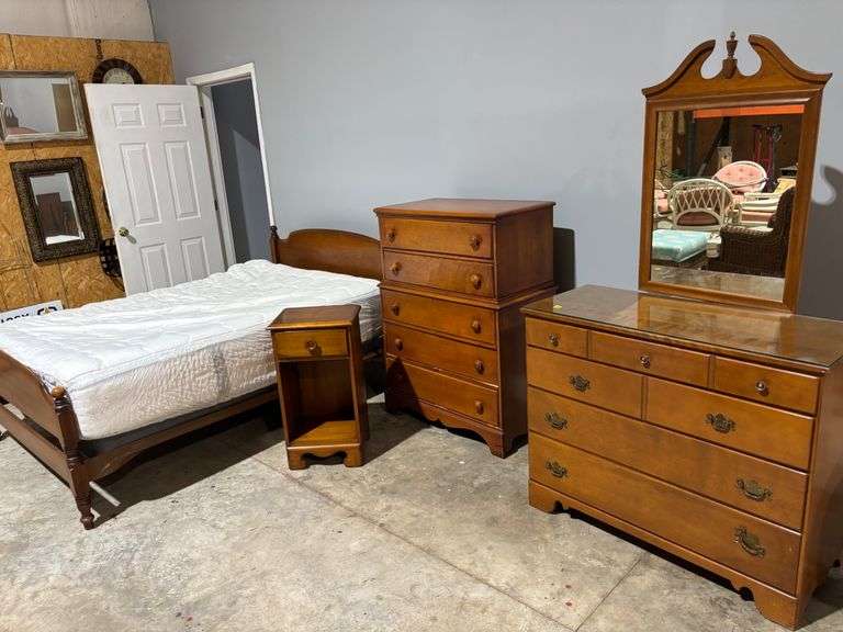 Ethan Allen Baumritter Bedroom Furniture Set with Bed, Dressers, and ...