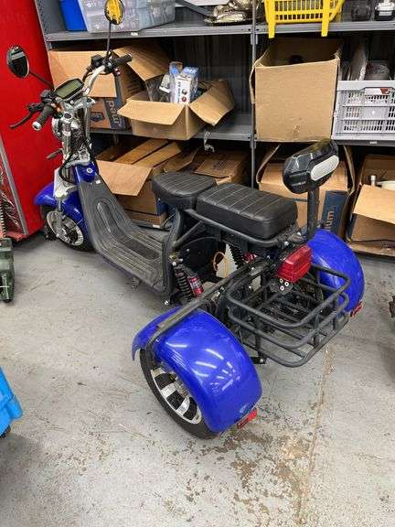 Mobility scooter 3-wheel lithium battery does work comes with charger like new condition