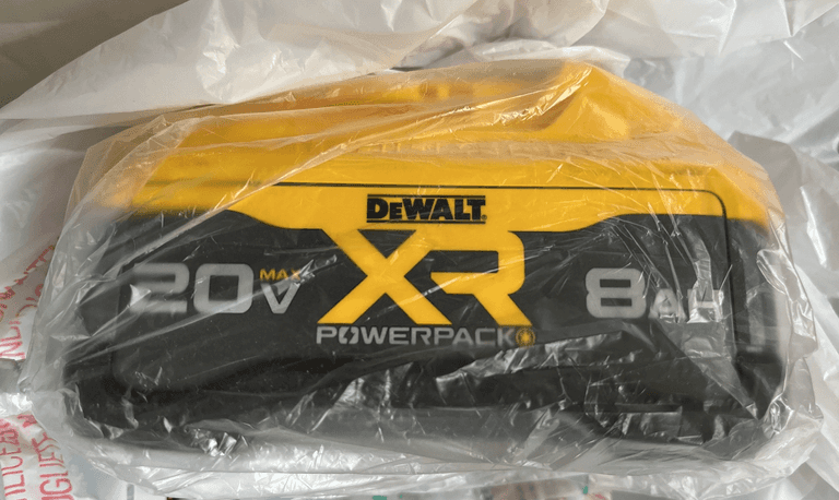 Dewalt 20v max 8ah XR Powerpack lithium rechargeable battery new