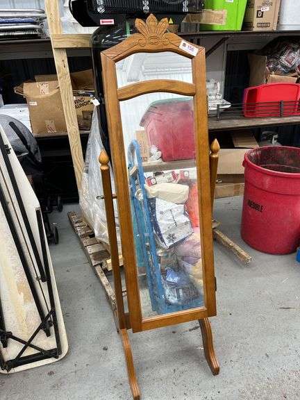 Mirror jewelry cabinet