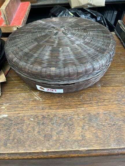 Wicker basket with sewing material