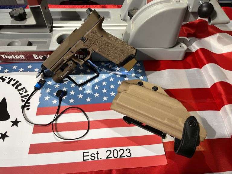 Polymer 80 W/Holster Olight and charger