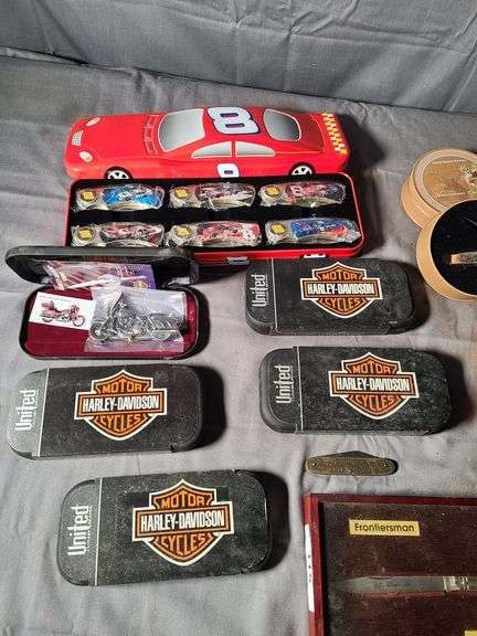 Collector knives (NASCAR, Harley-Davidson, others)
