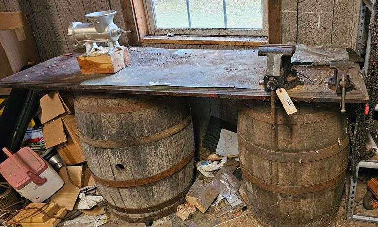 Workbench with 2 vises