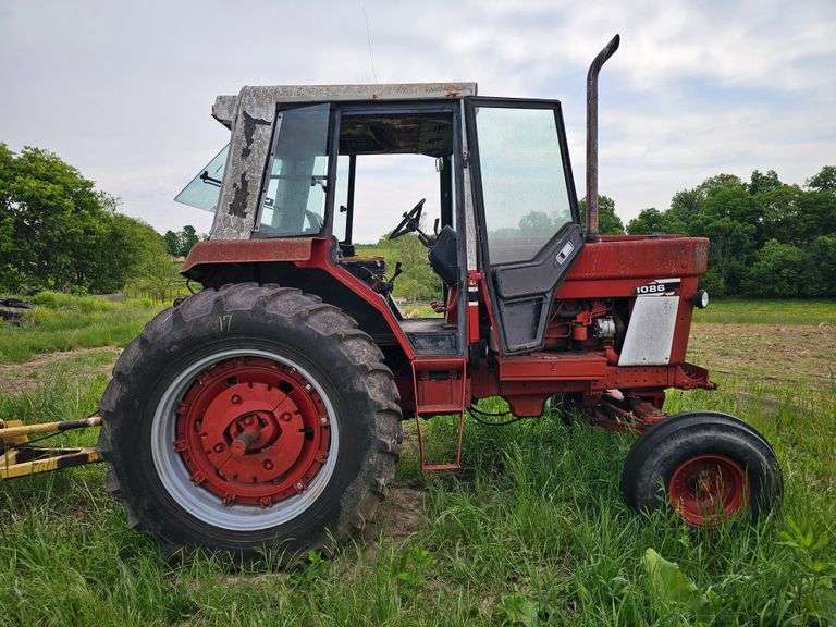1977 International 1086 tractor