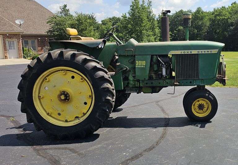 John Deere 3010