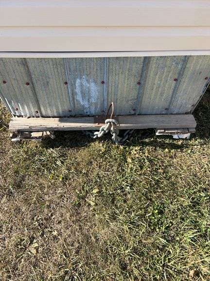 Ice fishing shack 91" x 112" - DOOR NEEDS REPAIR