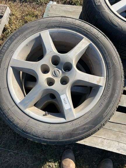 4 tires/rims Nissan P215/55R17