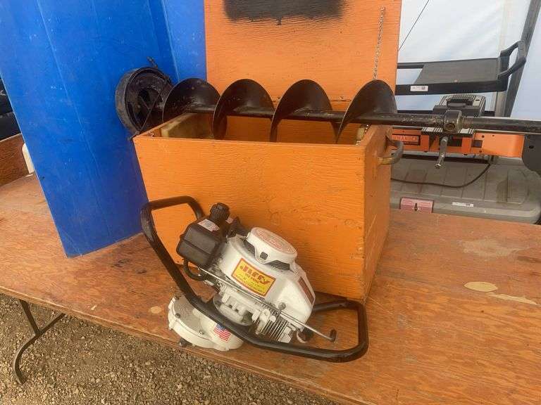 Jeffy Model 30 - 8" gas driven ice auger, starts and run nice, comes with extension and box