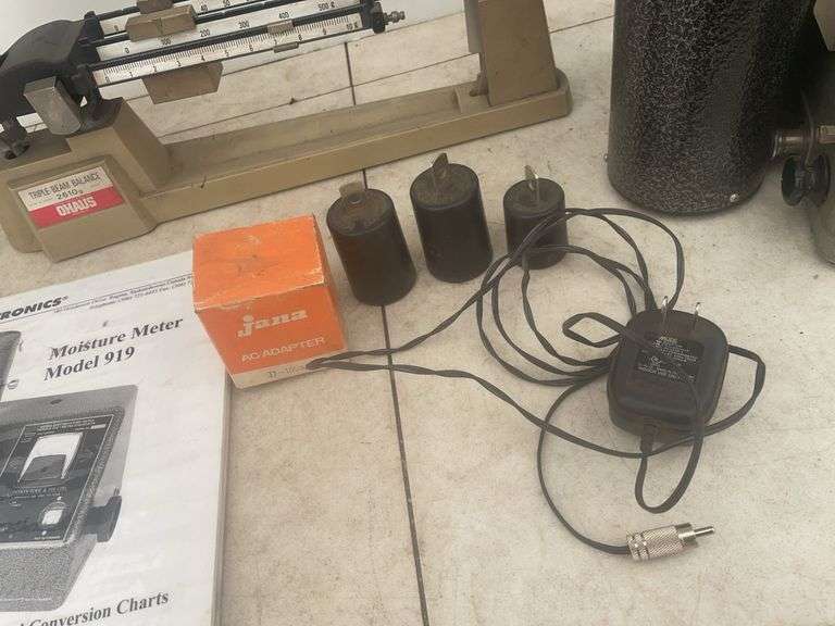 Working 919 with a 3 1/2" bar lab electronic grain tester comes with a scale, books and charts