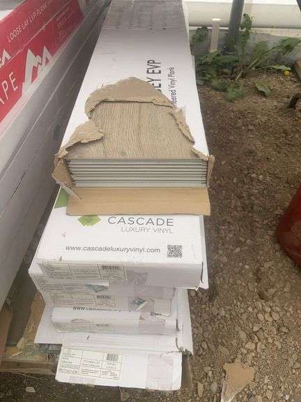 140 ft.² of Cascade luxury vinyl