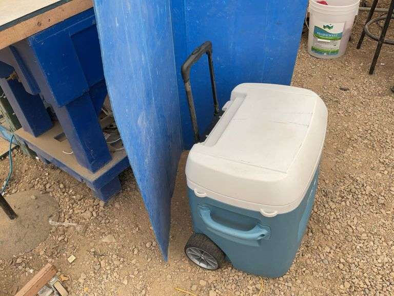 Igloo cooler comes with wheels and retractable handle