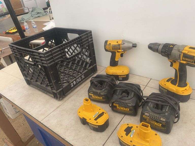 Working DeWalt 18 V cordless drill and a cordless screwdriver impact, comes with three chargers and 