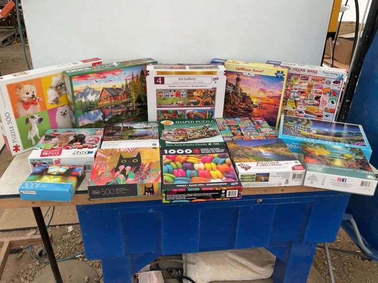 Large quantity of puzzles