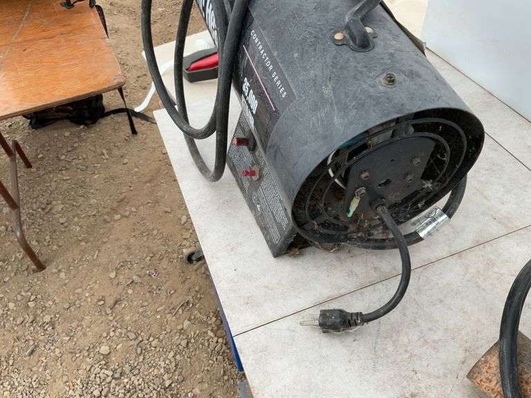 35,000 BTU propane Mr. Heater - condition unknown, tiger torch comes with regulator